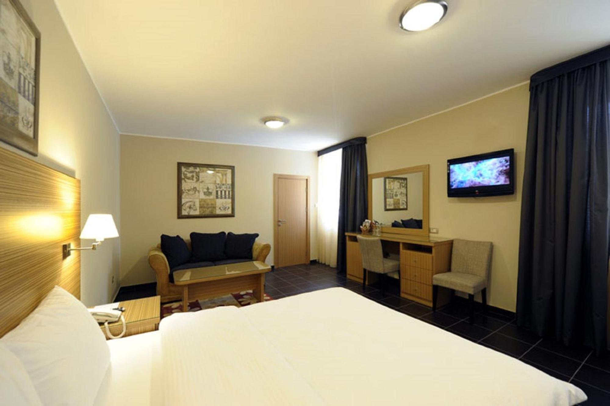 Hotel 1000 Ruza Belgrad Zimmer foto